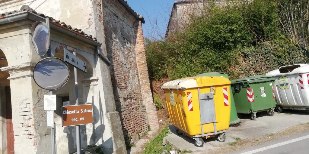 Rifiuti contro la chiesetta